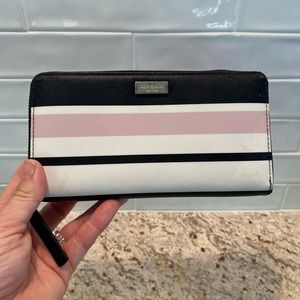 KATE SPADE ♠️ Zip close wallet.